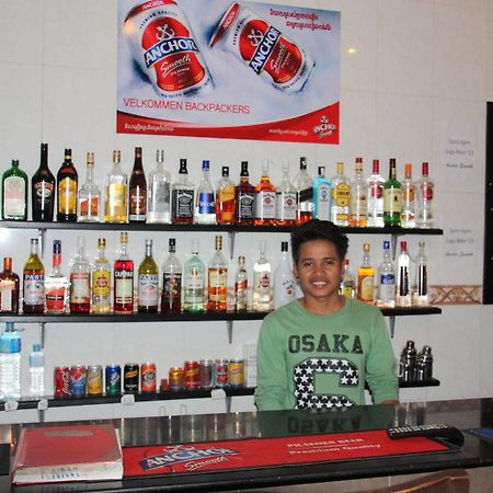 Riverside Backpackers Phnom-Penh Buitenkant foto