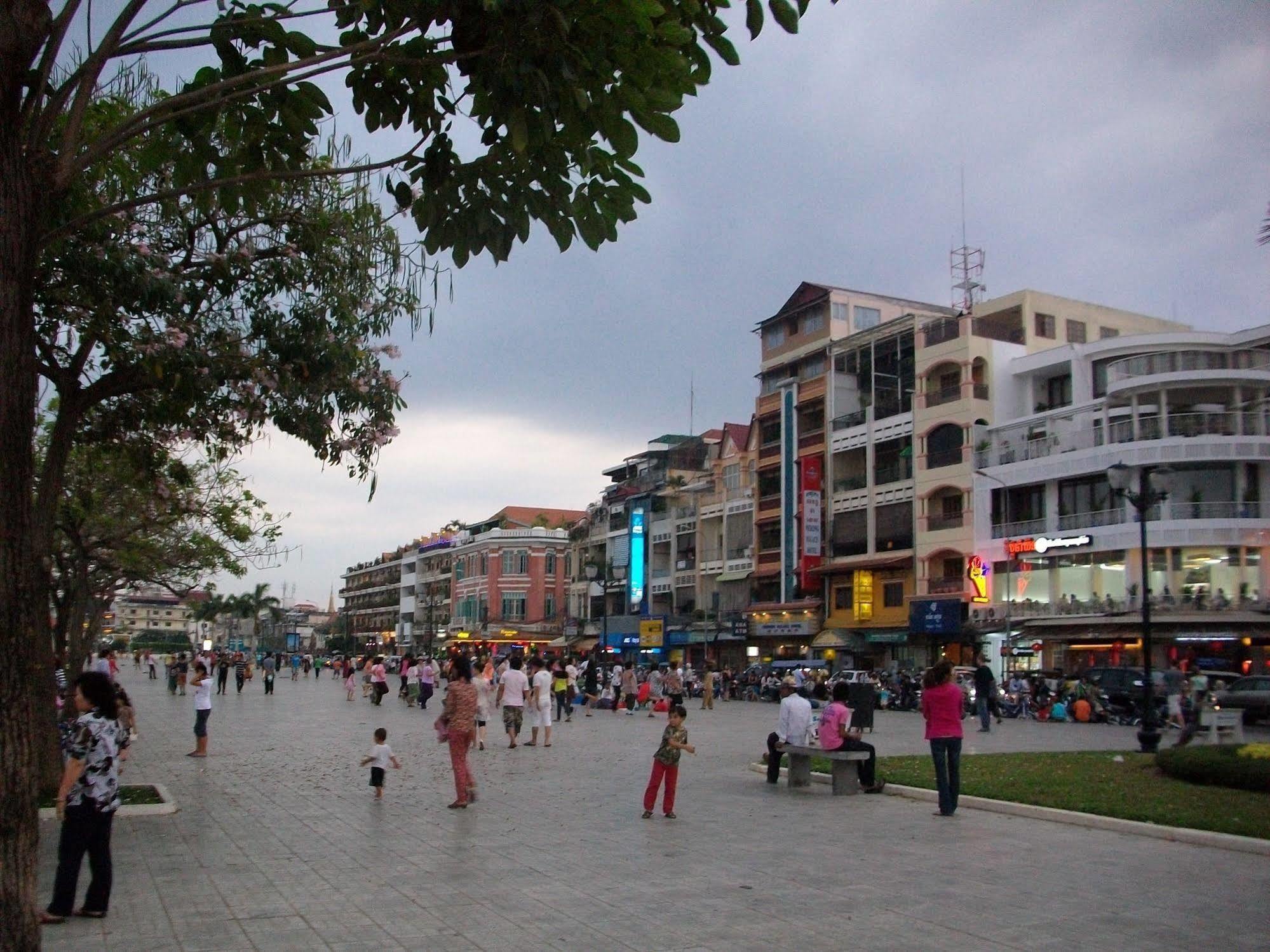 Riverside Backpackers Phnom-Penh Buitenkant foto