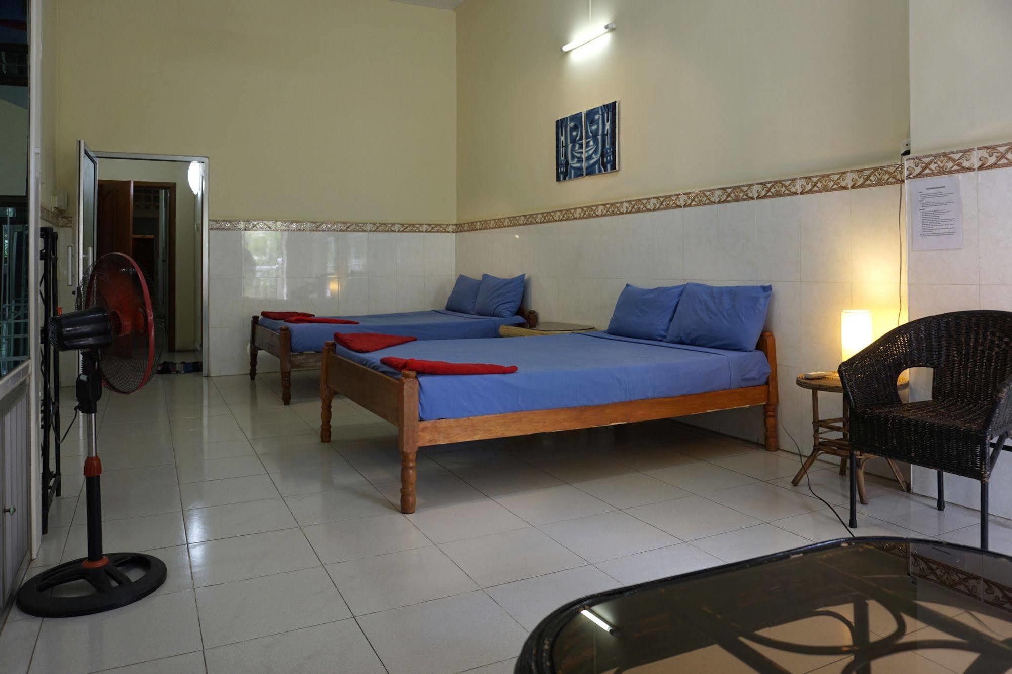 Riverside Backpackers Phnom-Penh Buitenkant foto