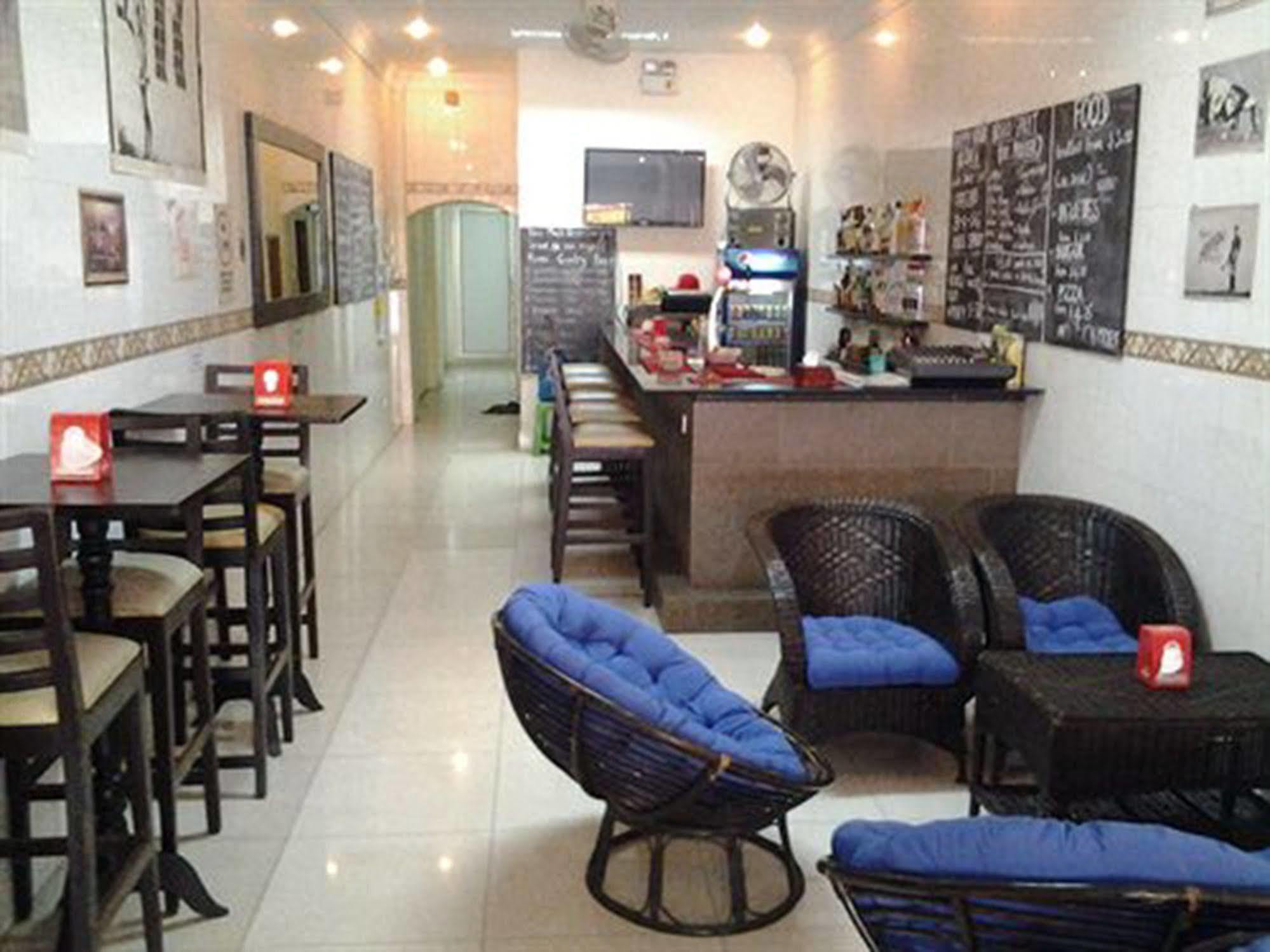Riverside Backpackers Phnom-Penh Buitenkant foto
