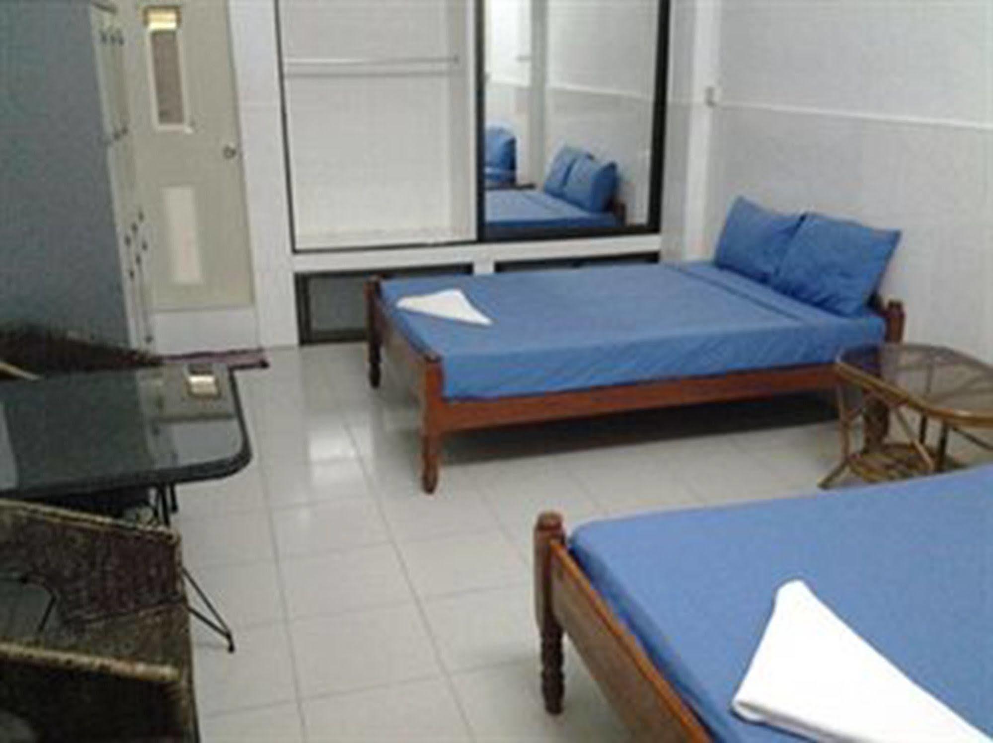 Riverside Backpackers Phnom-Penh Buitenkant foto