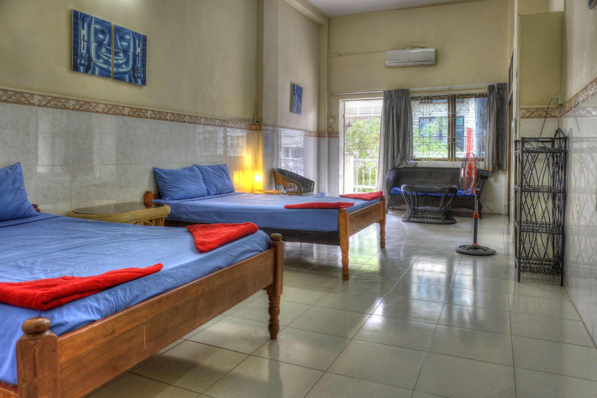 Riverside Backpackers Phnom-Penh Buitenkant foto
