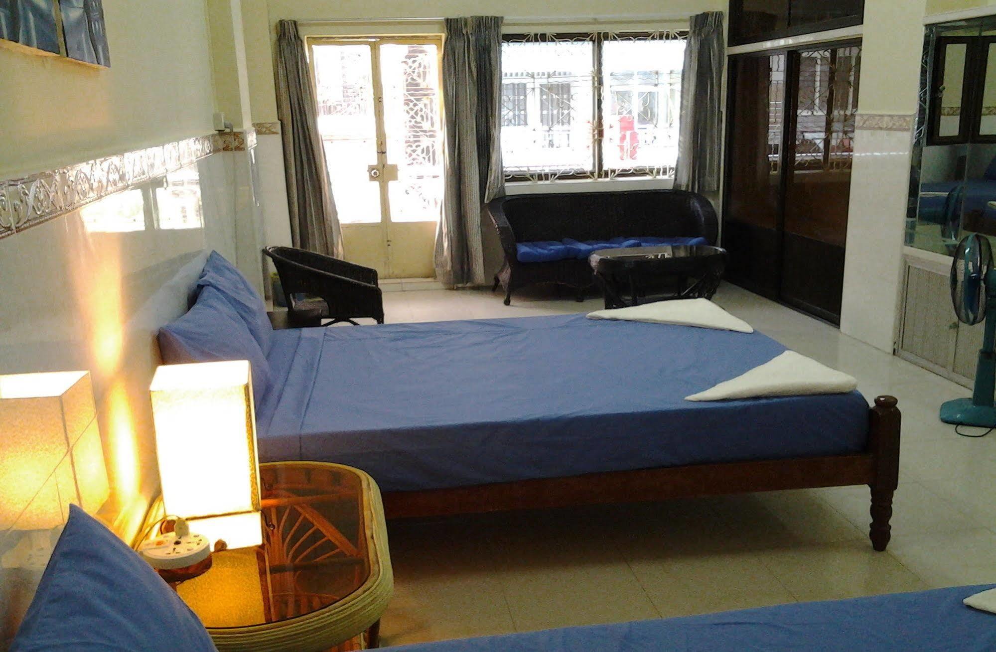 Riverside Backpackers Phnom-Penh Buitenkant foto